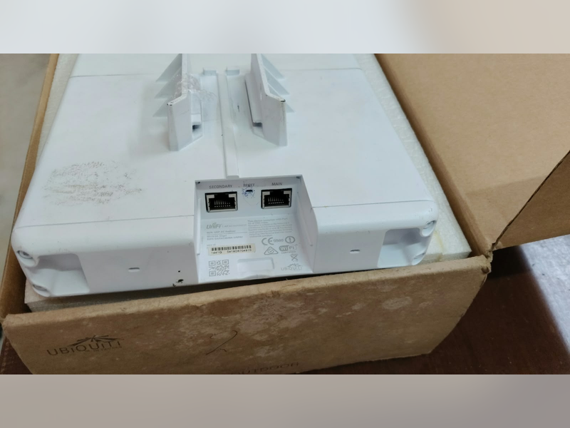 Click to enlarge Ubiquiti UAP-AC Outdoor Access Point, unit ports in box