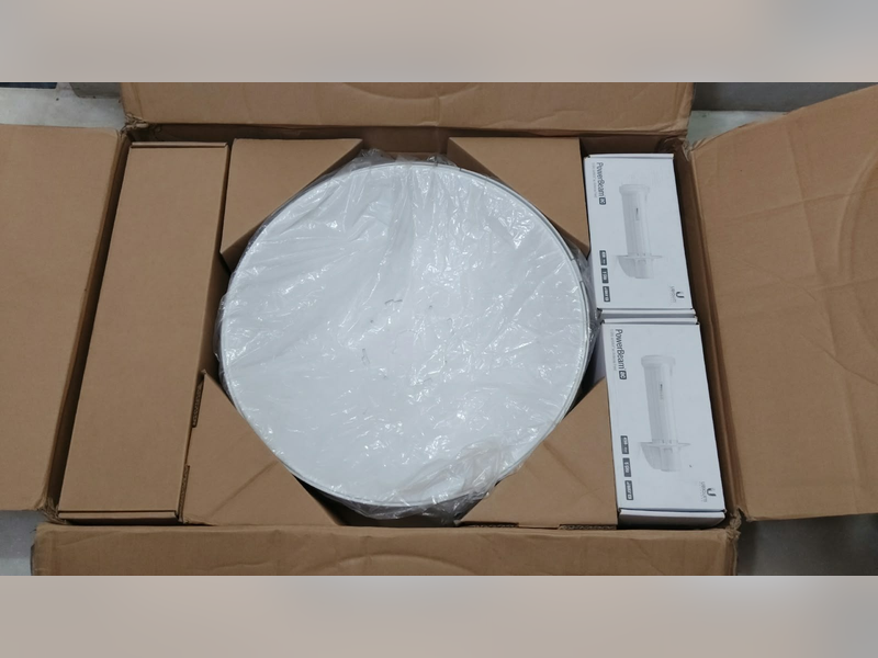 Click to enlarge Ubiquiti PowerBeam 5 GHz airMAX Bridge with 500 mm Reflector (Model: PBE-5AC-500), open box with reflector and two radios