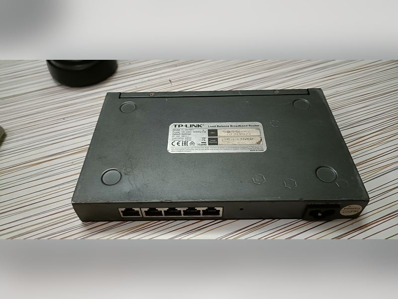 Click to enlarge TP-Link TL-R470T+ Router, back panel