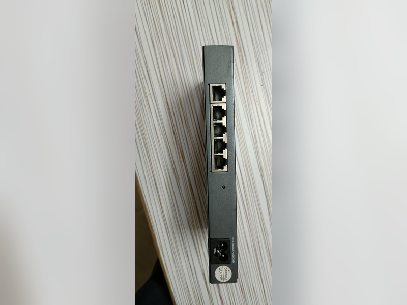 Click to enlarge TP-Link TL-R470T+ Router, side