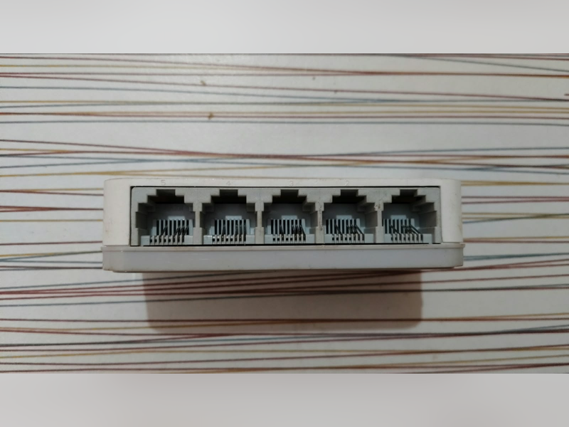 Click to enlarge D-Link 5-Port 10/100 Desktop Switch, ports