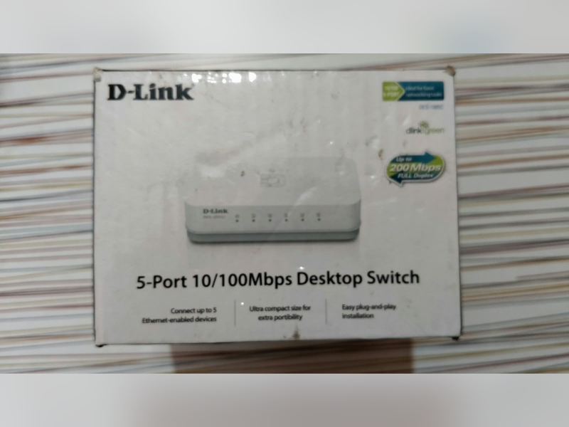 Click to enlarge D-Link 5-Port 10/100 Desktop Switch, retail box