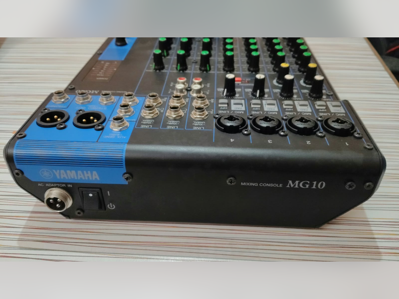 Click to enlarge Yamaha MG10 10-Channel Audio Mixer, side