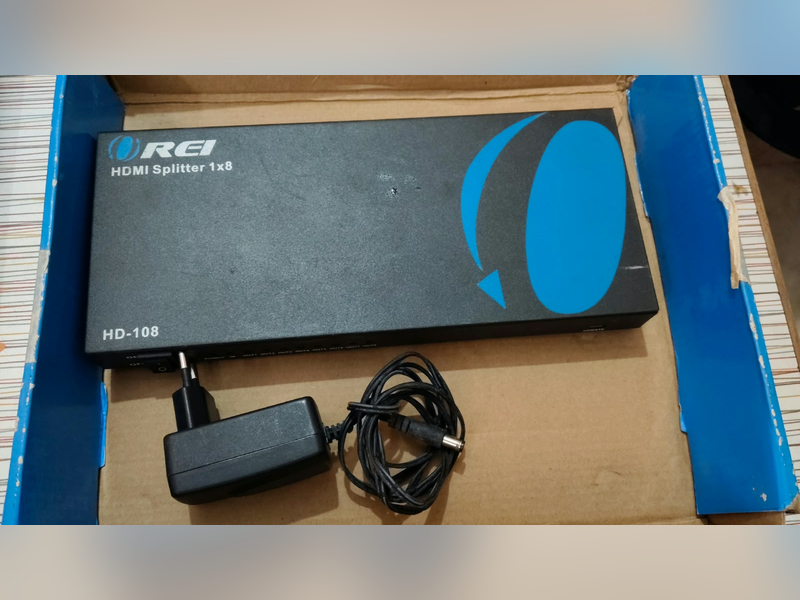 Click to enlarge Orei HD-108 HDMI Splitter 1x8, unit in box with adapter