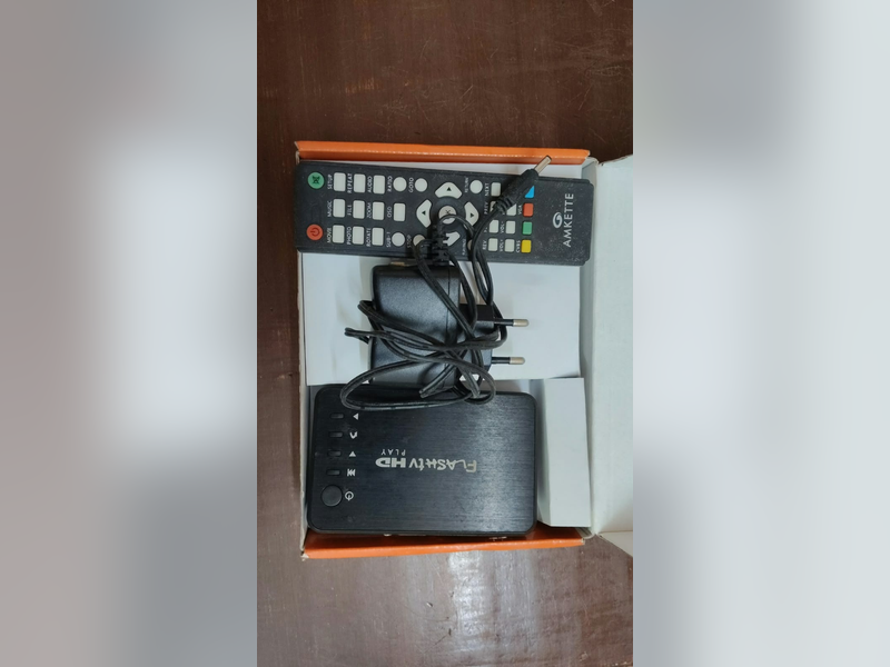 Click to enlarge Amkette Flash TV HD Media Streaming Device (Black), box contents with remote and adapter