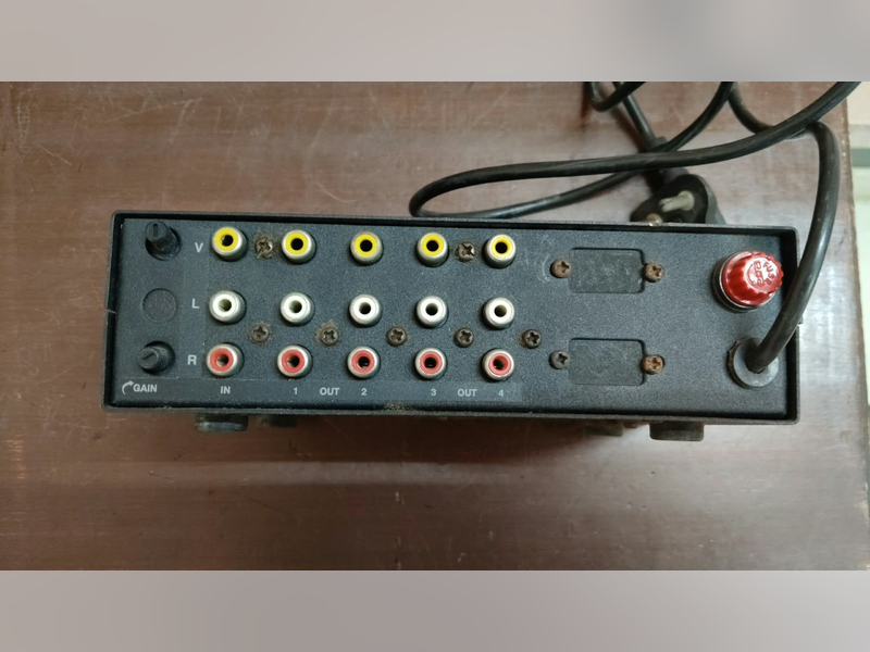 Milestone ML-104 AV Splitter (1:4), rear: video and audio in and 4 outputs